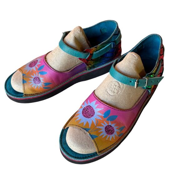 Soletech Painted Style Sandals w Flowers Iridescent Rainbow size 8(?) Pls Read! - Picture 3 of 15